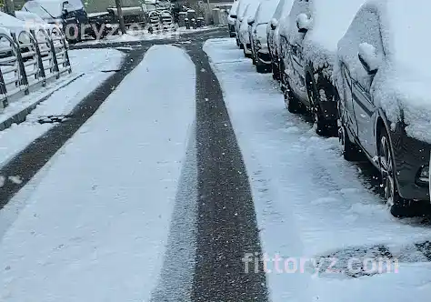 염화칼슘 살포전의 눈덮힌 이면도로 염화칼슘 살포가 필요한 눈덮힌 이면도로 사진