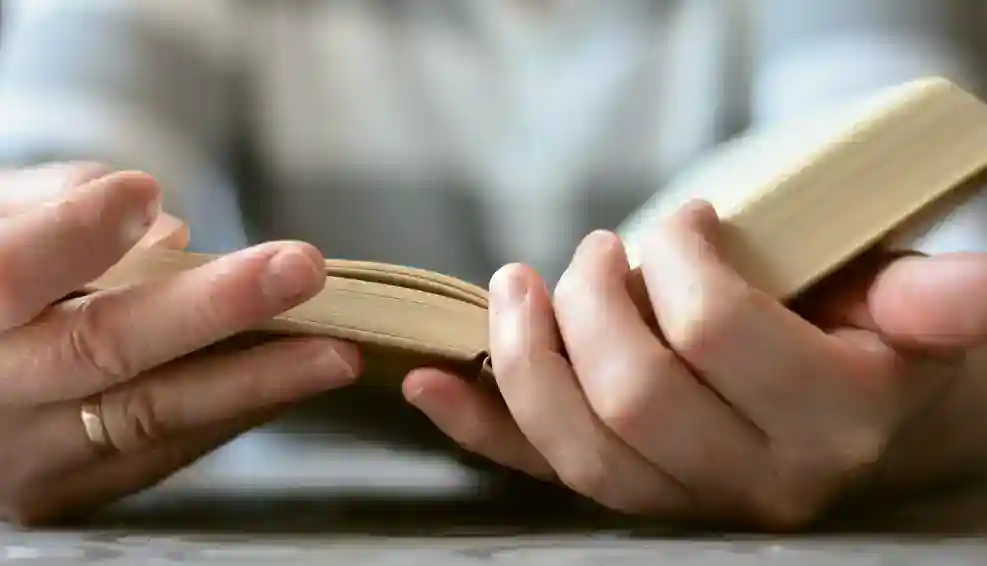 작은 습관의 힘-독서 작은 습관의 힘- 독서를 하고 있는 남성