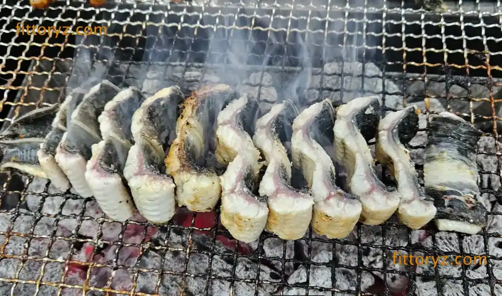 복날 원기회복의 끝판왕-장어 숯불 구이 숯불 화로 철망 위에서 복날 보양식/영양식 끝판왕 장어가 노릇노릇하게 잘 익어가고 있다.