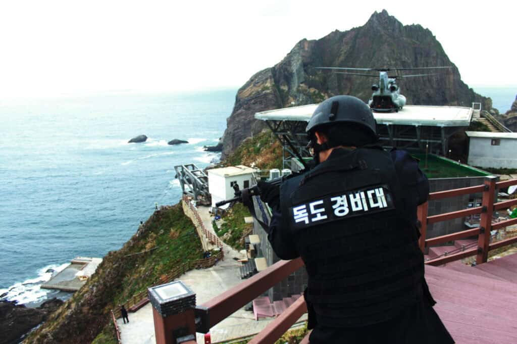 독도경비대 훈련 사진-독도 경비대원이 바다를 향해 사격 자세를 취하고 있다.  [출처:독도경비대 홈페이지]