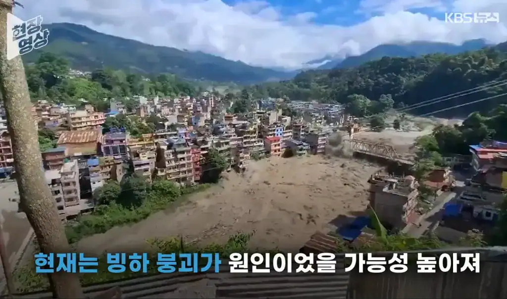 기후 위기 네팔 대홍수의 영상을 캡쳐한 이미지: [현장영상] 버스 뒷유리창 보던 학생들 ‘비명’…네팔 대홍수 공포의 순간 / KBS 2026.08.27